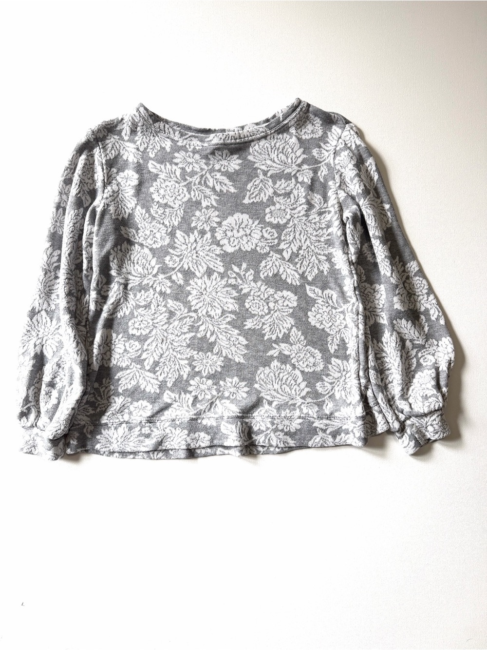 Ellen Tracy Women’s Gray & White Floral Knit Pullover - M